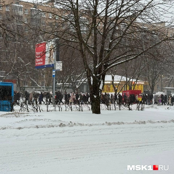 Такая толпа выходит из автобусов | Источник: Иветта Авраамова / MSK1.RU