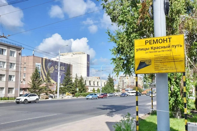 На протяжении 2,6 километра заменили асфальт и полностью обновили тротуары и бордюры | Источник: Мэр Омска Сергей Шелест / max.ru