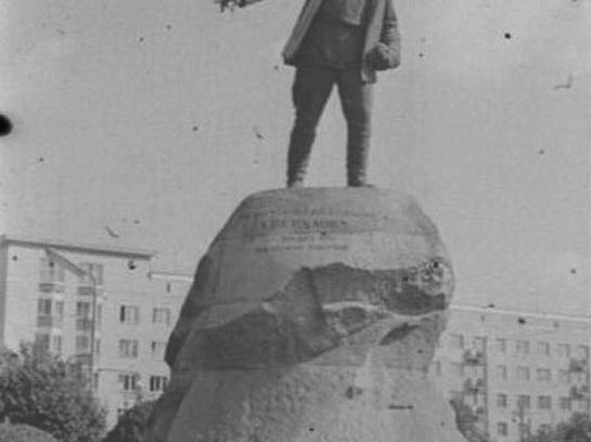 Памятник Якову Свердлову, установленный между университетом и оперным театром. | Источник: читатель E1.RU