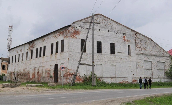 Так некогда величественное здание выглядело позапрошлым летом. Как видите, его срочно нужно спасать, чтобы не разрушилось полностью | Источник: Rostender.info