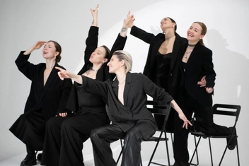 «Со мной все в порядке, это с системой что-то не так»: в Москве состоялась премьера спектакля о принятии своего тела