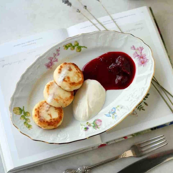 Идеальные сырники с цитрусовым крем-фрешемМягкие сырники с хрустящей корочкой по этому рецепту удивят своей текстурой и необычным вкусом, а цитрусовый крем-фреш придаст привычному завтраку экзотическую нотку, которой порой многим так не хватает.Полный рецепт идеальных сырников с крем-фрешем читайте по ссылке.