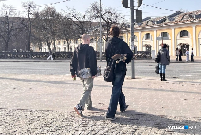 Ожидаемо, с наступлением тепла рязанцы передвигаются не только на троллейбусах. Уже достали скейты! Но помните, что с 1 апреля начинается сезон электросамокатов в городе | Источник: Виктория Улитова / YA62.RU