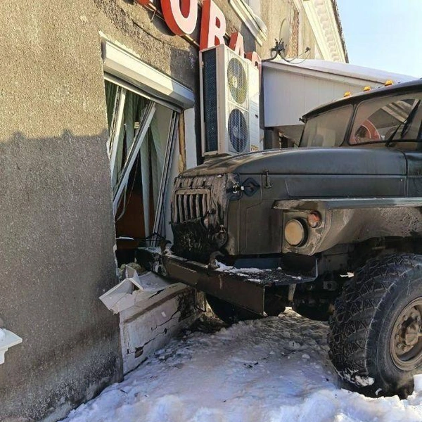 47news: фургон военных врезался в здание столовой в Лужском районе Ленобласти | Источник: 47news.ru
