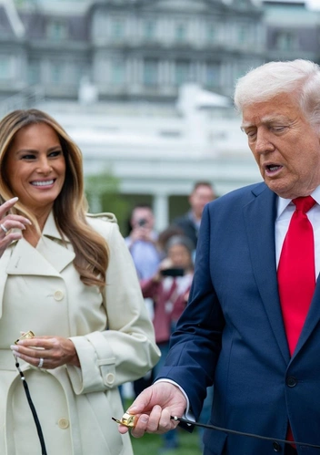 Семейная идиллия: Мелания и Дональд Трамп отметили Пасху с народом | marieclaire.ru