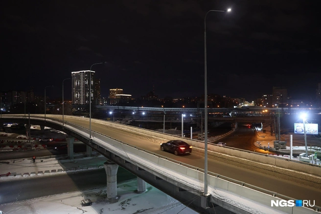 Гендиректор транспортного подразделения группы «ВИС» Александр Козаренко уточнил, что стоимость моста составляет 46,8 миллиарда рублей с НДС по ставке 20%. Объект подорожал на 7,2 миллиарда рублей | Источник: Александр Ощепков / NGS.RU