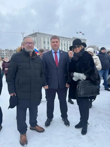По логотипу несложно догадаться, что сумка Ларисы Белоцерковцевой от итальянского бренда Gucci | Источник: Лариса Белоцерковцева / «ВКонтакте»