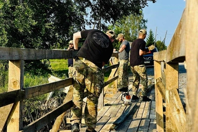 Пешеходный мост построили в затопленном уральском селе