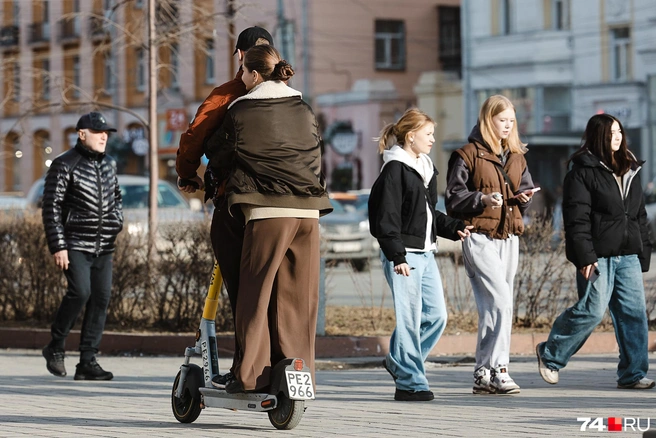 Типичная картина: на самокате едут двое  | Источник: Наталья Лапцевич
