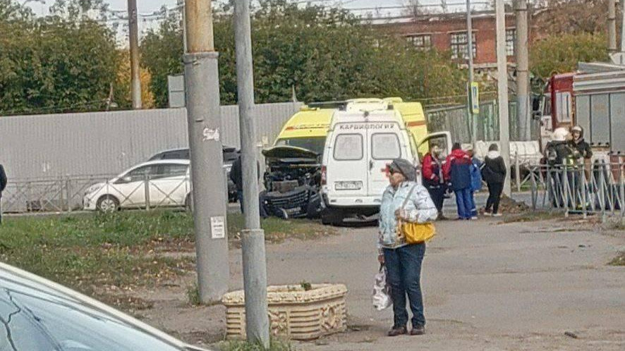 В Омске внедорожник столкнулся с каретой скорой помощи: есть пострадавшие 