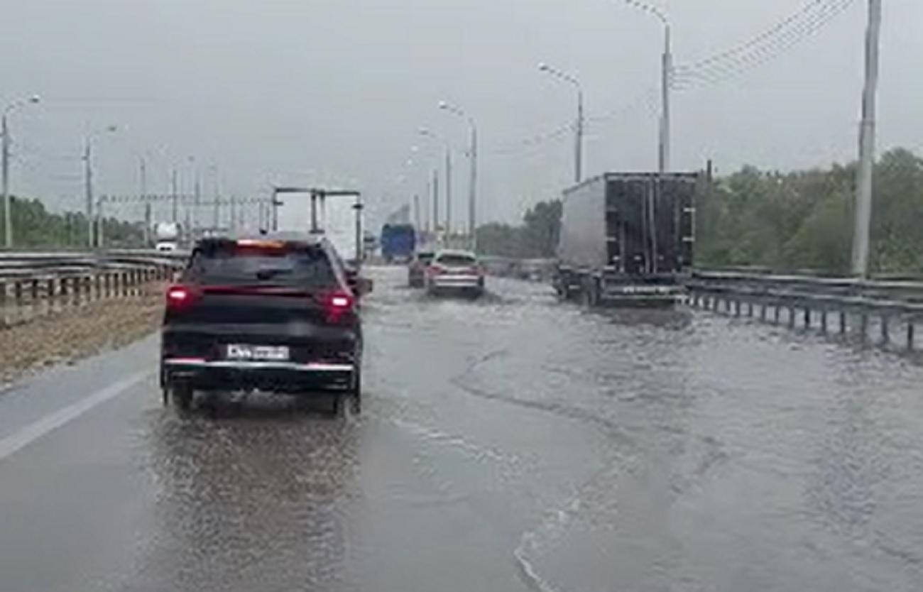«И ведь кто-то премию получил. Хороший бизнес!» Ливень затопил подъезды к «танцующему» мосту на въезде в Волгоград