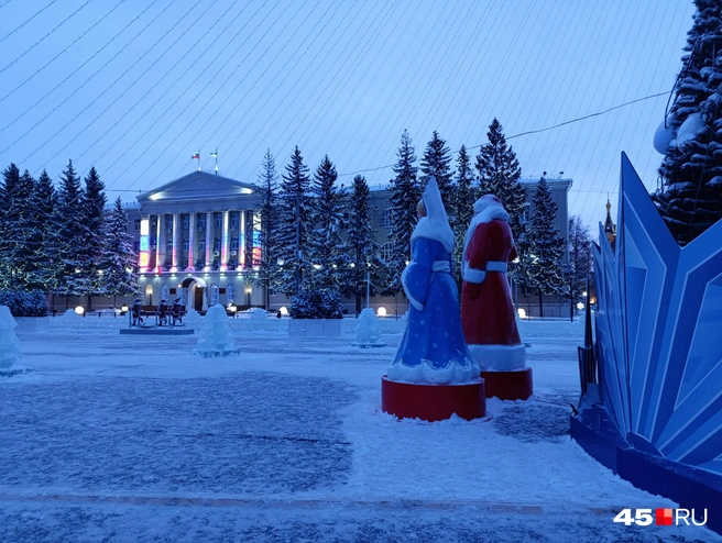 За эту ночь Де Мороз со Снегурочкой устали фотографироваться. Отдыхают | Источник: Надежда Тихомирова / 45.RU
