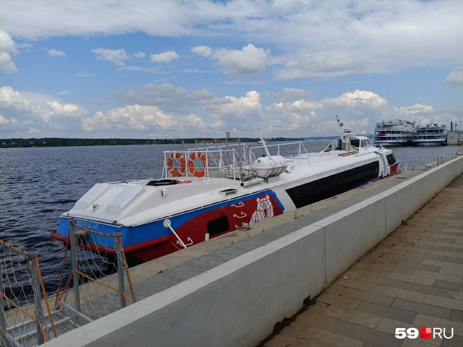 Вид судна сзади, на корпусе изображен пермкий мишка | Источник: Кирилл Хафизов / 59.RU