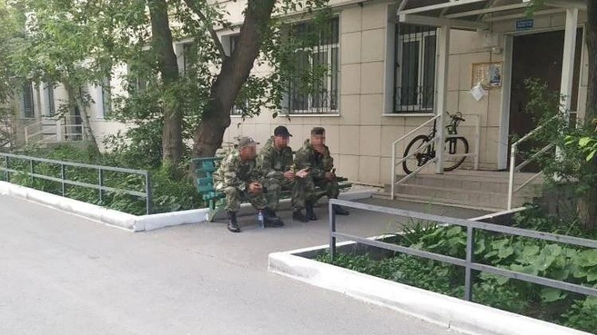 Наталье не нравится, что военные ведут себя шумно  | Источник: Наталья Жалобина