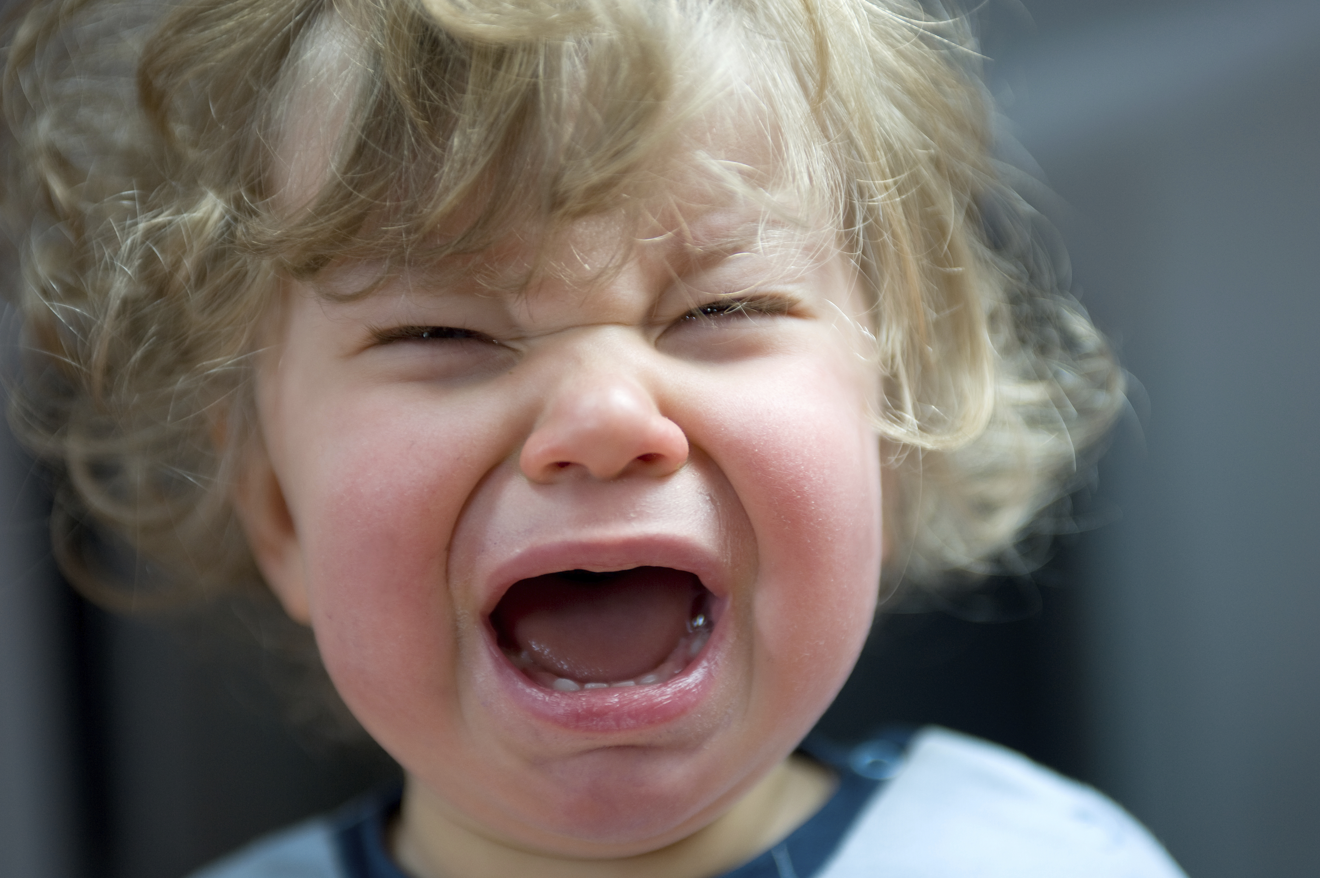 Ребенок плачет когда выходишь. Ребенок плачет. Дети с открытым ртом. Плачущий ребенок.