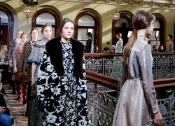 Как повторить нежные прически с показа Valentino Fall 2017