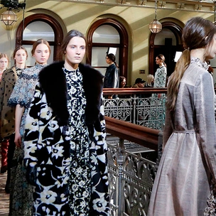 Как повторить нежные прически с показа Valentino Fall 2017