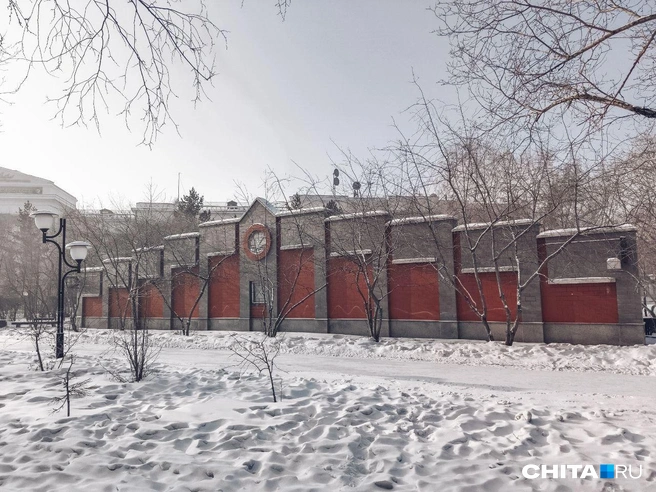Гости города могут перепутать это монументальное сооружение на площади с каким-нибудь учреждением | Источник: Любовь Никитина