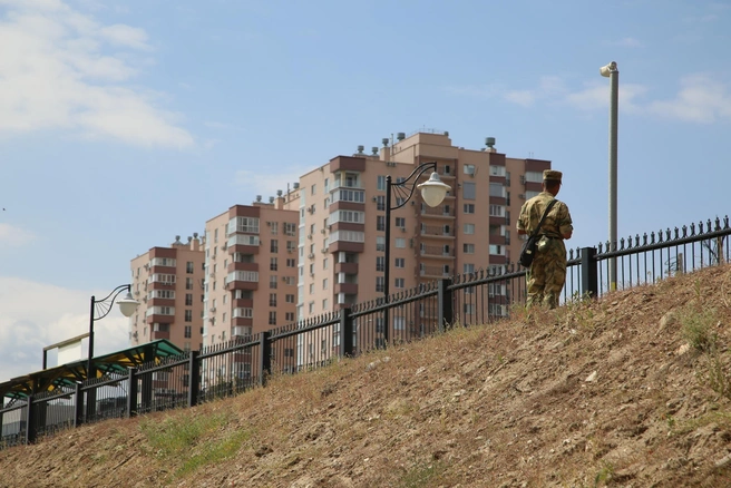 Под палящим солнцем в пойме Царицы дежурят военные | Источник: Мария Часовитина