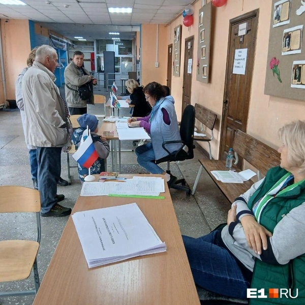 На участки приходили с детьми | Источник: Роман Марьяненко / E1.RU
