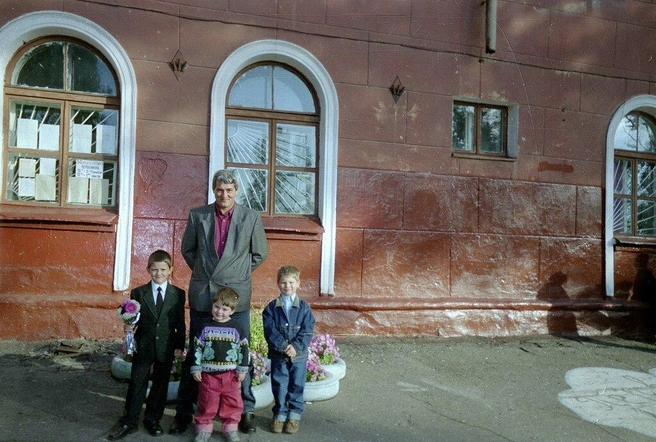 Папа и братья провожают первоклассника в школу. Фото 2000 года | Источник: архив семьи Ломакиных / pastvu.com