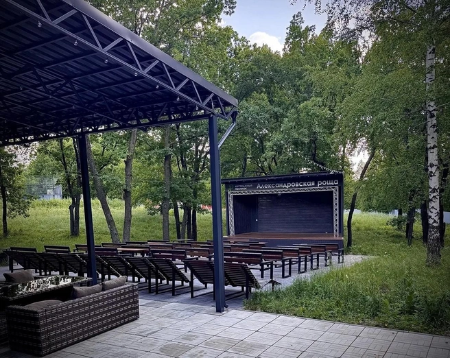 На сцене проводят праздники и устраивают детские дискотеки | Источник: Коттеджный поселок «Александровская роща»