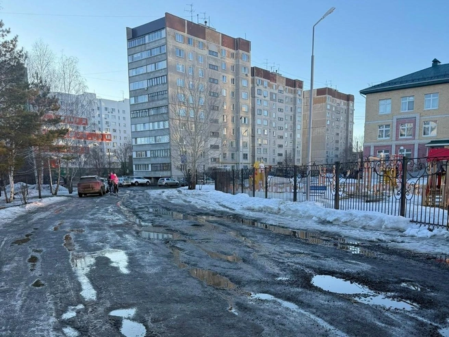 Такая дорога в 5-м микрорайоне Заозерного ведет к двум школам и детскому саду | Источник: Инцидент | Курган / Vk.com