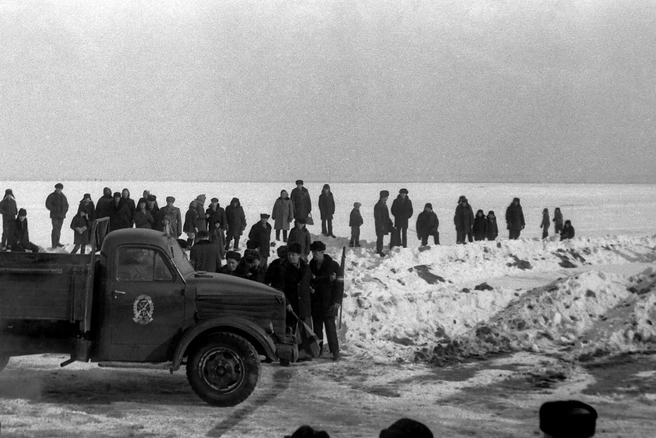 Горожане располагаются повыше, чтобы видеть соревнования хорошо  | Источник: В. Ольшанский / pastvu.com