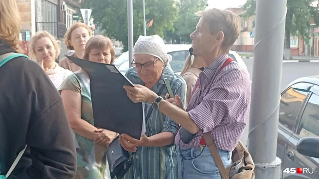 У каждого памятного места стоим подолгу — очень много информации | Источник: Анна Сарапульцева /45.RU