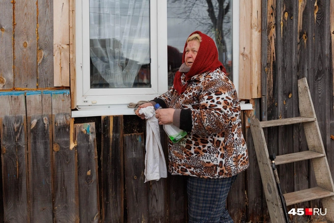 Любовь в Барино работала швеей. О жизни она говорит с любовью:—&nbsp;И я так любила это время и эту работу! Мы шили всё: от трусов и до полушубков. Опять же перестройка началась, и нас сократили | Источник: Ирина Шарова / 45.RU 