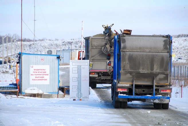 Грузовики идут один за другим: мусор везут не только из Челябинска, но также из других городов и районов области | Источник: Артем Краснов