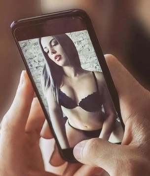 Скандал на OnlyFans: у сотрудницы полиции нашли аккаунт с десятками горячих фото