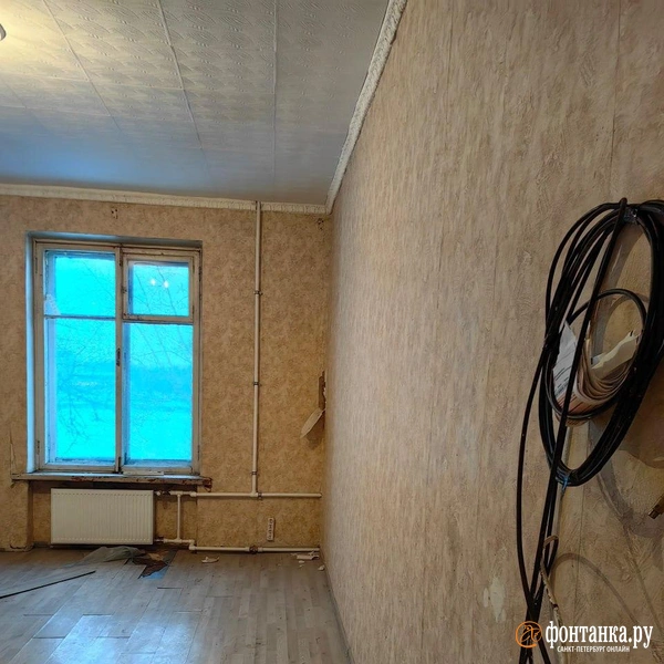 Общий вид «отремонтированной» комнаты, где пенсионеру предложили ждать своей очереди на отдельную квартиру. | Источник: «Фонтанка.ру»