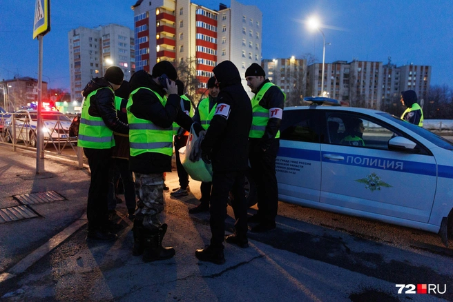 Волонтеры дежурили возле мечети. Они помогали прихожанам расположиться и следили за безопасностью на дороге | Источник: Ирина Шарова / 72.RU 