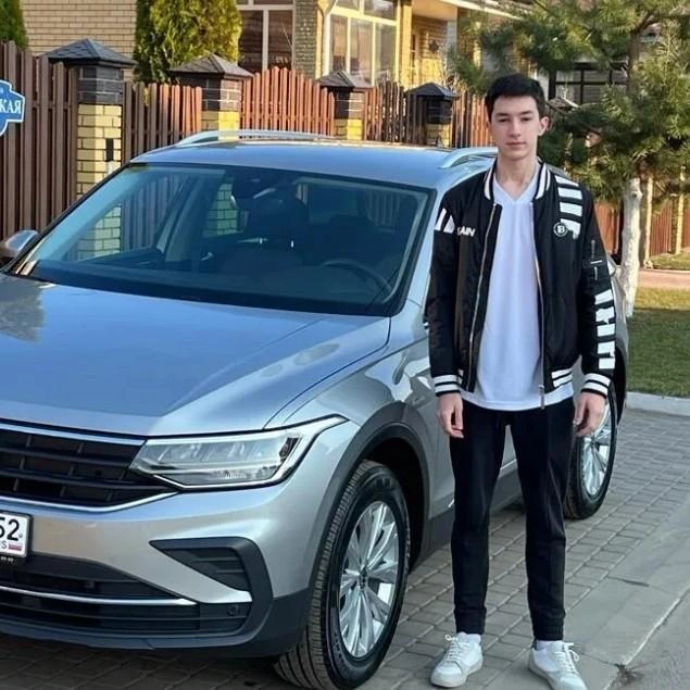 Сергей Корнилов со своим подарком на 18-летие | Источник: Оk.ru