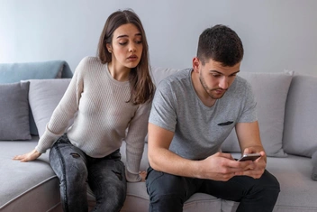 Как понять, что партнер изменяет? 20 подсказок от частного детектива