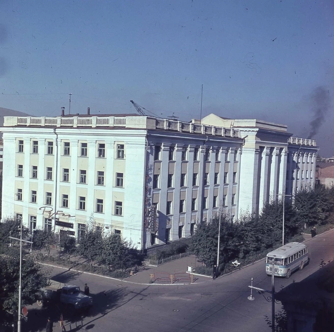 Здание Геологоуправления с вывеской «Рубин», 1962 год | Источник: Эдгар Брюханенко