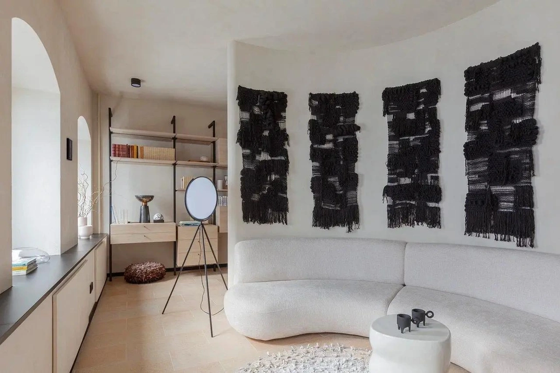 Вид из гостиной с полукруглым диваном на зону кабинета. Диван сделан на заказ в ателье мебели Софьи Пиросмани. Керамический столик — в студии Елены Ореховой. | Источник: Юрий Гришко. Стиль: Лиза Эшва