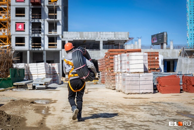 Рабочей силы на стройках всё еще не хватает | Источник: Владислав Лоншаков / E1.RU
