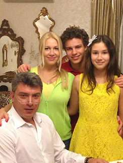 Борис Немцов, Екатерина Одинцова,  Антон поздравляют Дину с днем   рождения, 1 апреля 2013 года