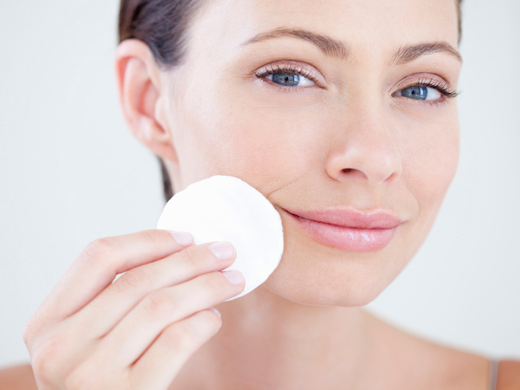 Как правильно снимать макияж: 4 совета для разных типов кожи