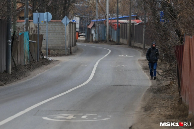 Где-то в Москве есть улица, на которой нет тротуара | Источник: Артем Устюжанин / MSK1.RU