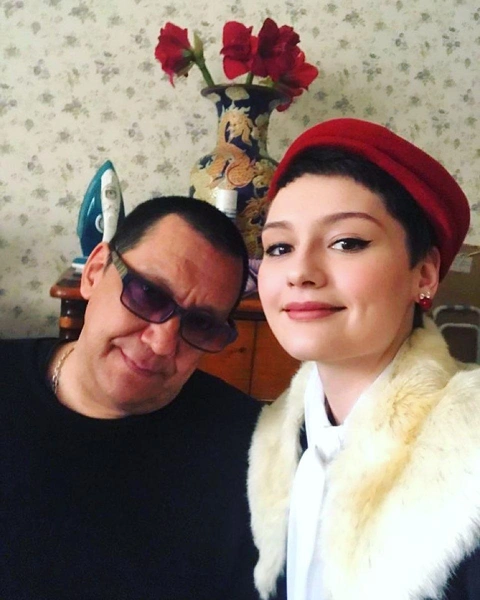 Маша не сразу призналась бойфренду, кто ее родители, но впоследствии парень подружился с режиссером и актрисой