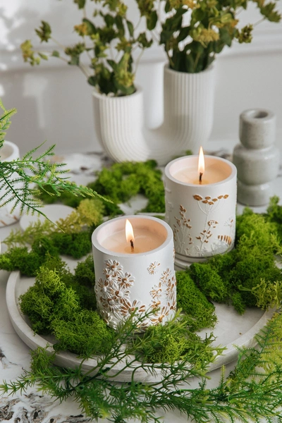 Свечи «Цветущий Сад» Love Tea ArtБренд представил весеннюю коллекцию интерьерных свечей, в которую вошли три аромата. «Первоцветы» вдохновлены нежностью белых цветов. «Полевые Цветы» — это свеча с аккордами цитрусовых нот и зеленого чая, которая дарит заряд энергии. А «Яблоневый Цвет» сочетает ноты мускатного ореха и ванили, которые пробуждают чувство ностальгии и теплые детские воспоминания.