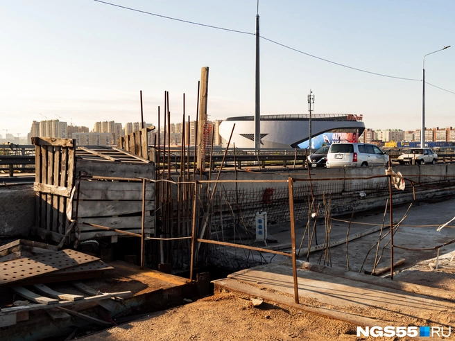 Мост перекрыт с конца 2024 года | Источник: Кирилл Башинский / NGS55.RU