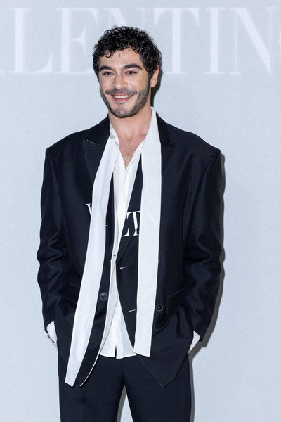 Неделя моды в Париже: Бурак Дениз примерил брючный костюм, который ты захочешь надеть на выпускной 2023