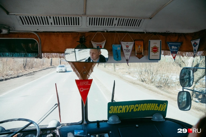 «Эти вымпелы я помню из детства, у водителей их много висело. Был такой, как говорится, иконостас водительский» | Источник: Иван Митюшёв / 29.RU