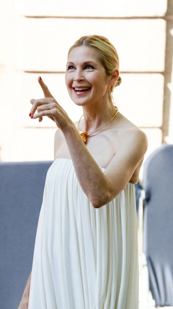 Келли Разерфорд показала, как одеться в стиле «тихая роскошь» и собрать сотни комплиментов | marieclaire.ru