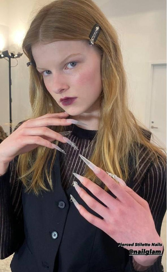 Длинные ногти с пирсингом: как повторить самый стильный маникюр с Недели моды в Нью-Йорке