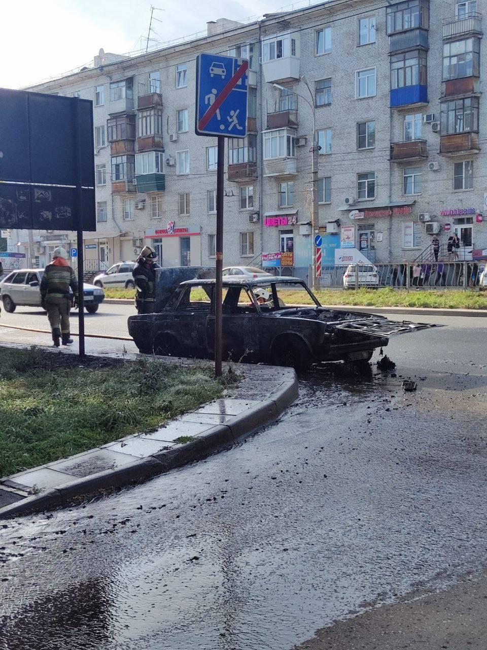 На Безымянке сгоревший автомобиль «плюнул» огнем — видео